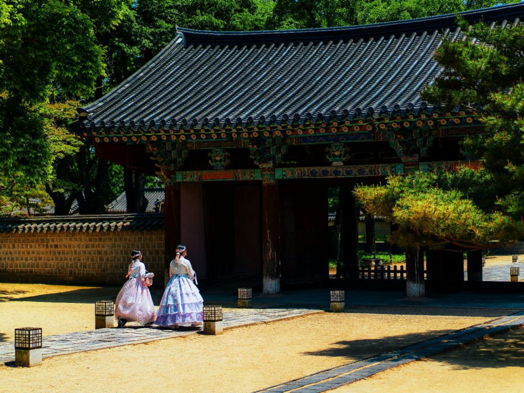 Rondreis Zuid Korea, Jeonju, Tempel met Koreaanse vrouwen