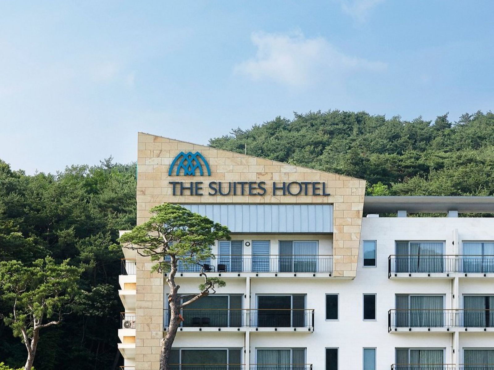 Rondreis Zuid Korea, Namwon, The Suites Hotel, Buitenaanzicht Met Logo