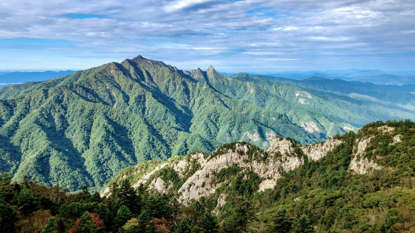 Rondreis Zuid Korea, Seoraksan National Park, Groene Bergtoppen