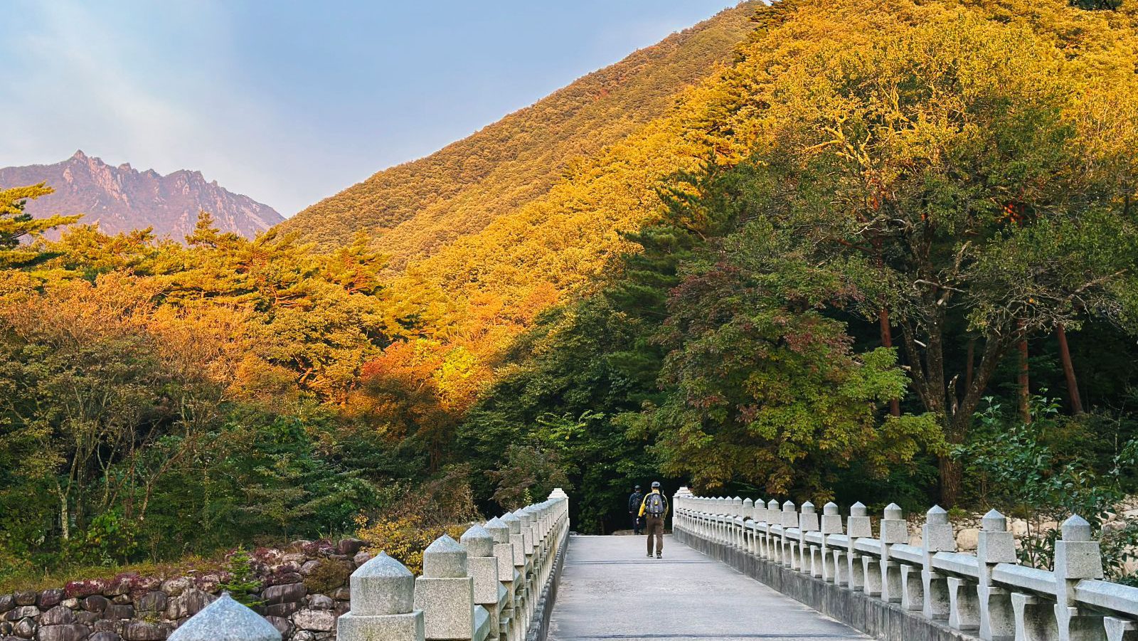 Rondreis-Zuid-Korea-Seoraksan-National-Park-wandelaars-op-brug