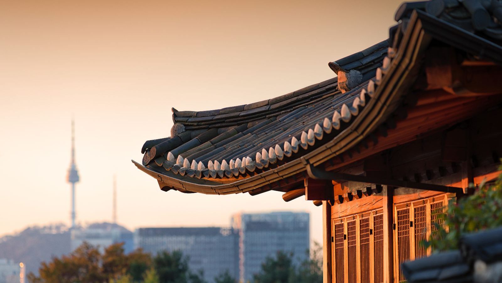 Rondreis-Zuid-Korea-Seoul-Bukchon-Hanok-Village-uitzicht-op-moderne-gebouwen