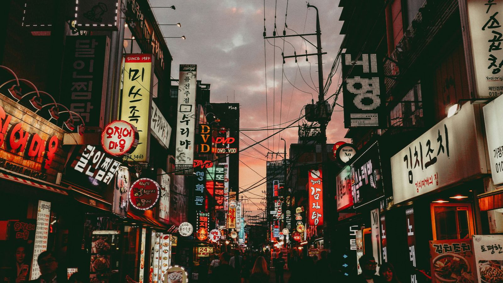Rondreis-Zuid-Korea-Seoul-neonreclame-in-straat-avond