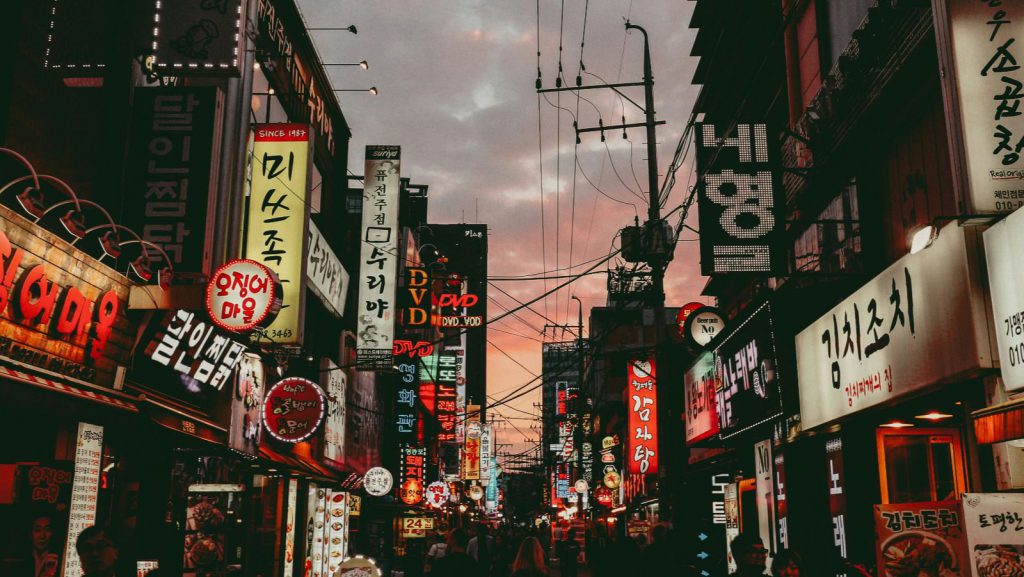 Rondreis-Zuid-Korea-Seoul-neonreclame-in-straat-avond