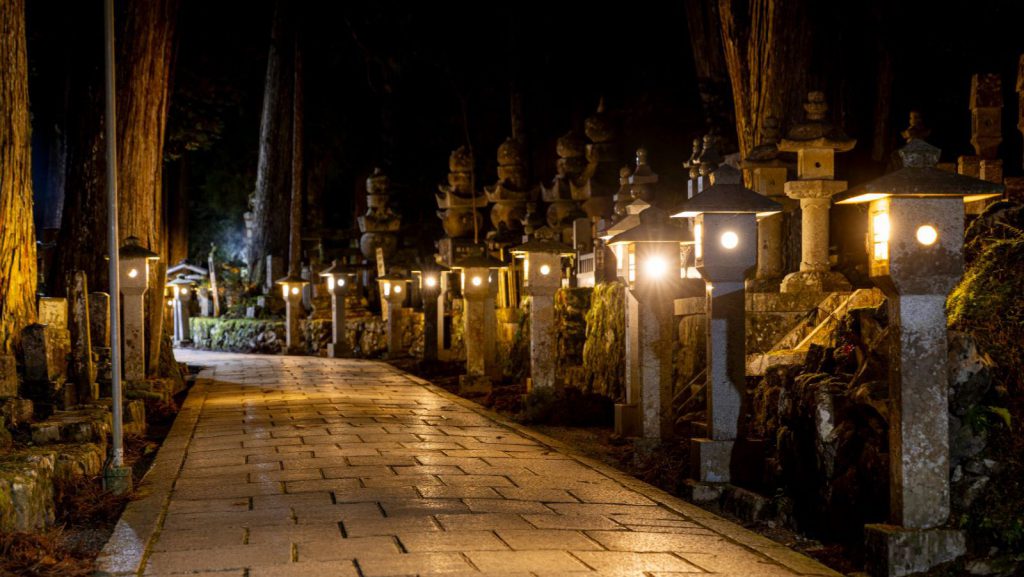 Rondreis Japan, Koyasan, Okunoin Cemetry, Lantaarns in de avond