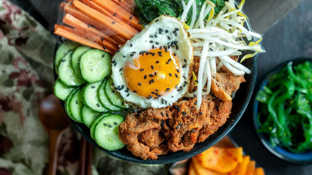 Rondreis Zuid Korea, Seoul, Bibimbap, gerecht met ei, groente en vlees.
