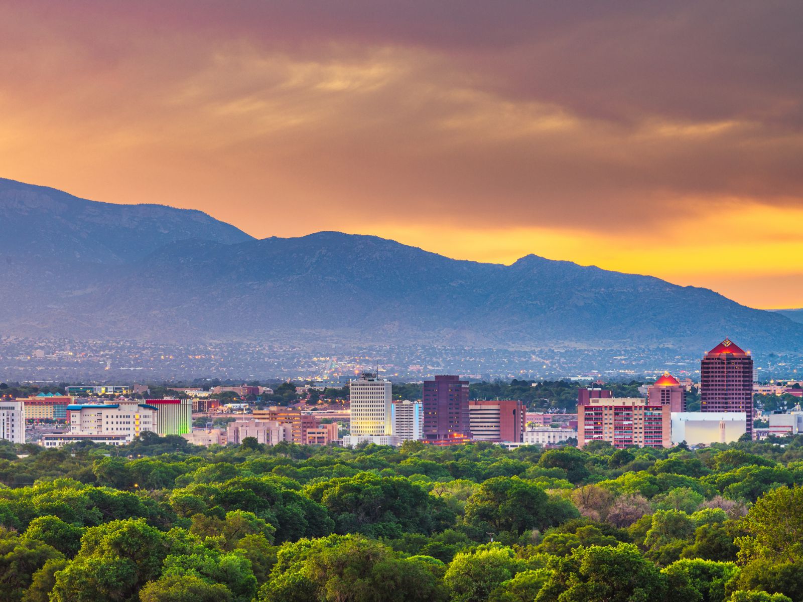 Rondreis Amerika, Albuquerque, New Mexico, Skyline Met Bergen Op Achtergrond