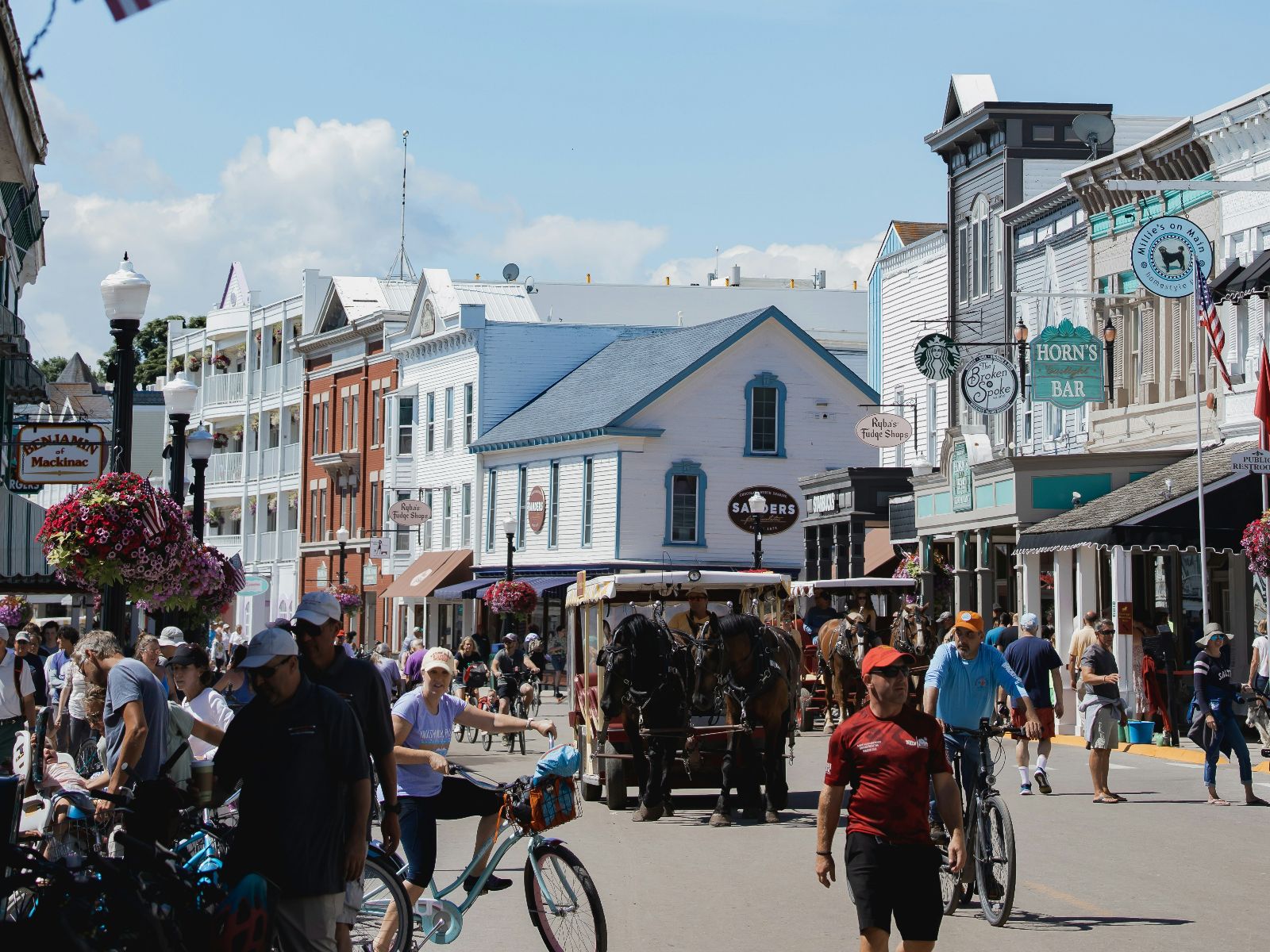 Rondreis Amerika, Mackinac Island, Drukke Straat Met Verschillende Gebouwen
