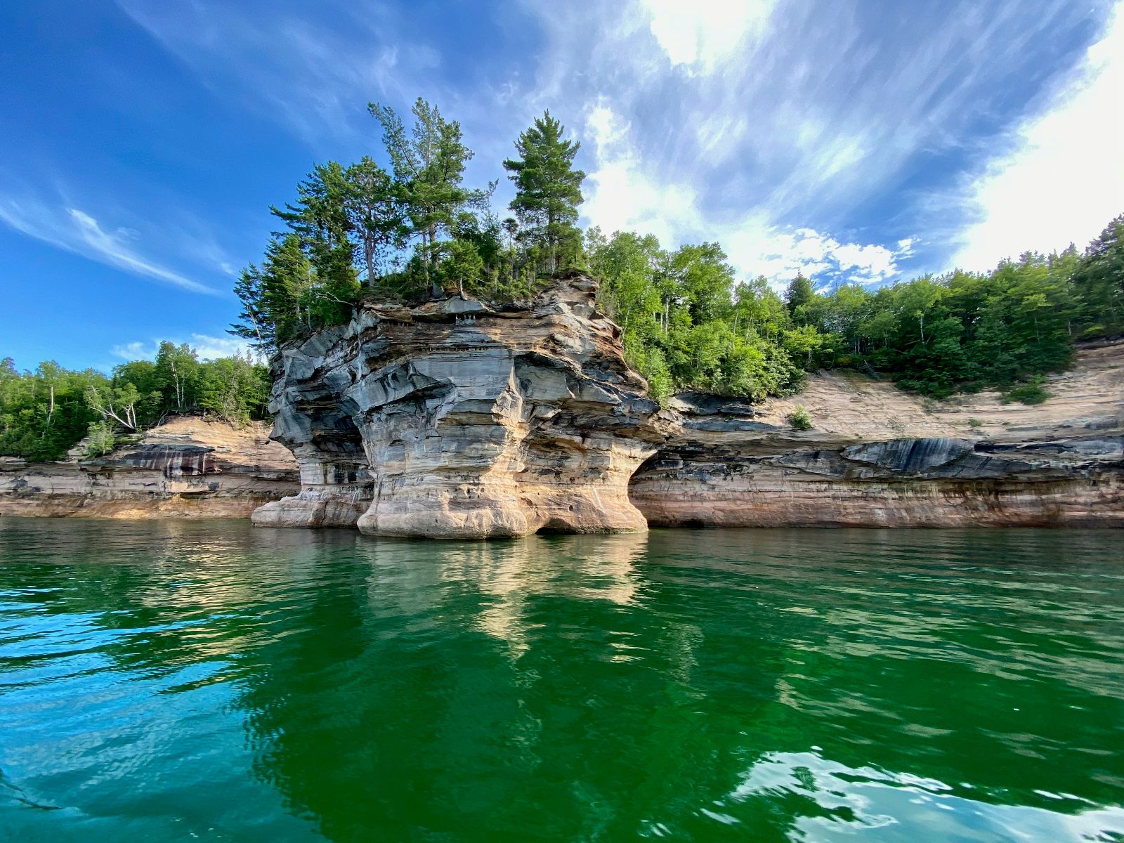 Rondreis Amerika, Pictured Rocks, Klif Bij Water