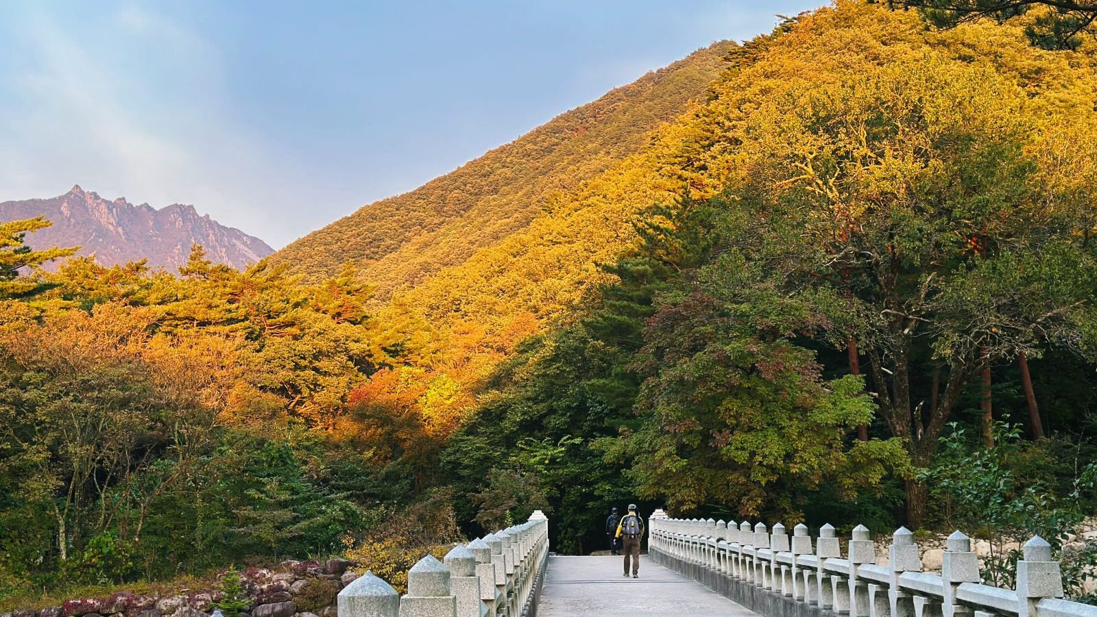 Rondreis Zuid Korea, Seoraksan National Park, Wandelaars Op Brug