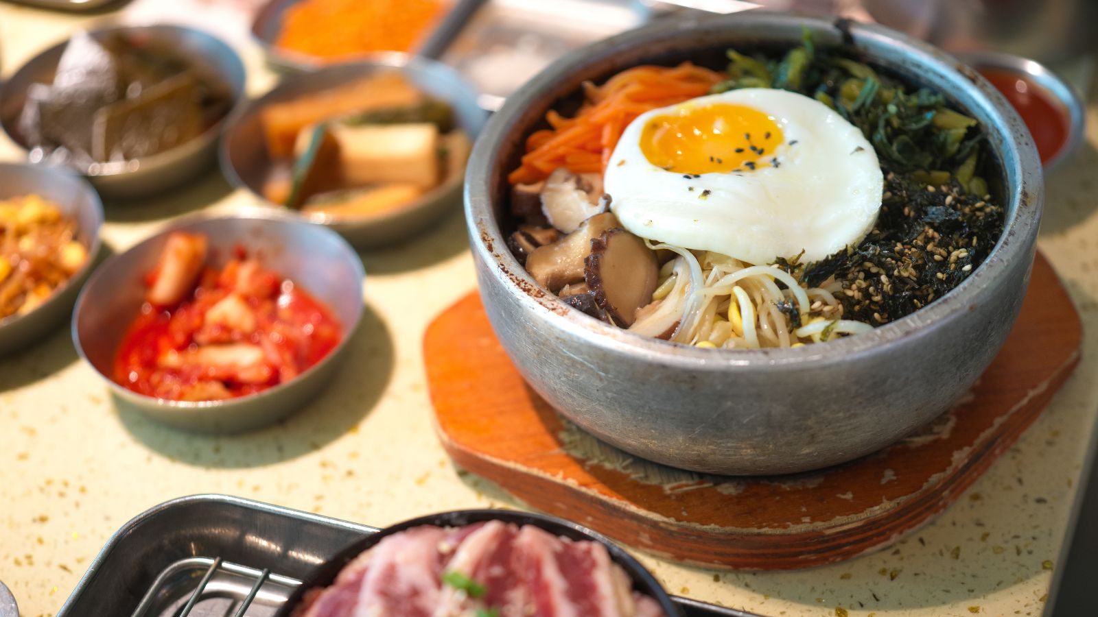 Rondreis Zuid Korea, Excursie Bibimbap Kookworkshop, Bibimbap met Ei vlees en side dishes