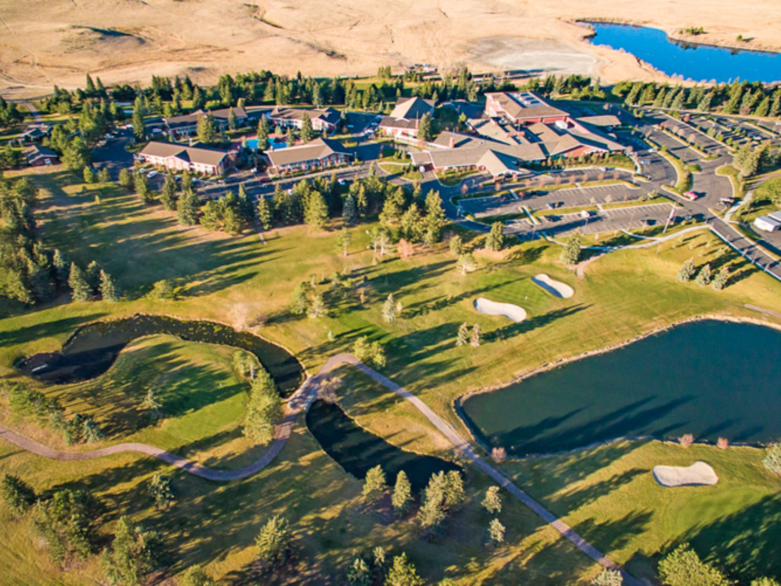 Rondreis Amerika, Cheyenne, Little America Hotel & Resort, Bovenaanzicht van hotel met golfbaan