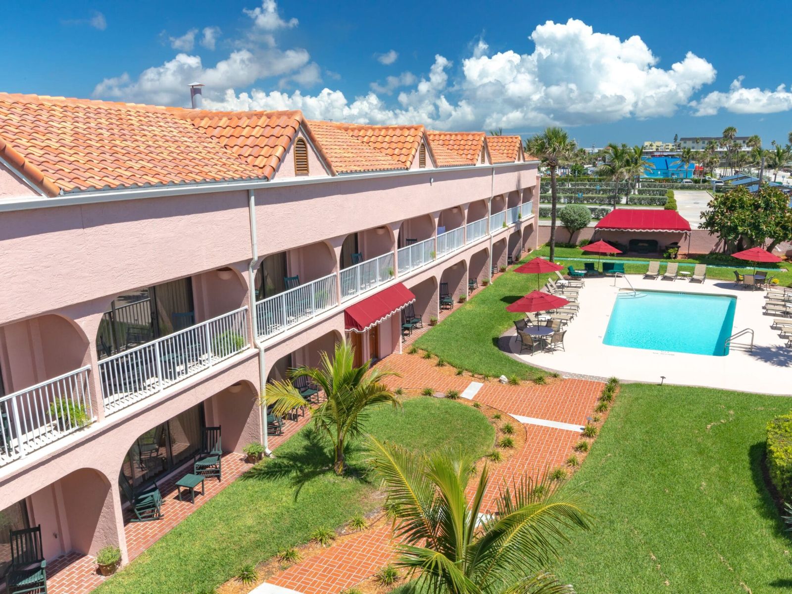 Rondreis Amerika, Florida, Cocoa Beach, Inn at Cocoa Beach, buitenaanzicht met zwembad