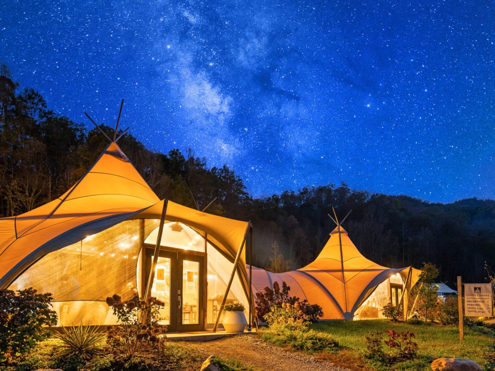 Rondreis Amerika, Great Smoky Mountains, Under Canvas Great Smoky Mountains, Gemeenschappelijke tent met sterrenhemel