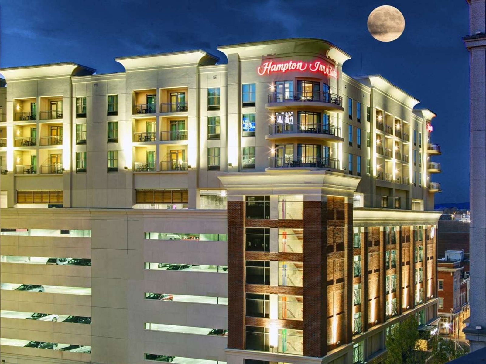 Rondreis Amerika, Hampton Inn & Suites Roanoke Downtown, buitenaanzicht hotel