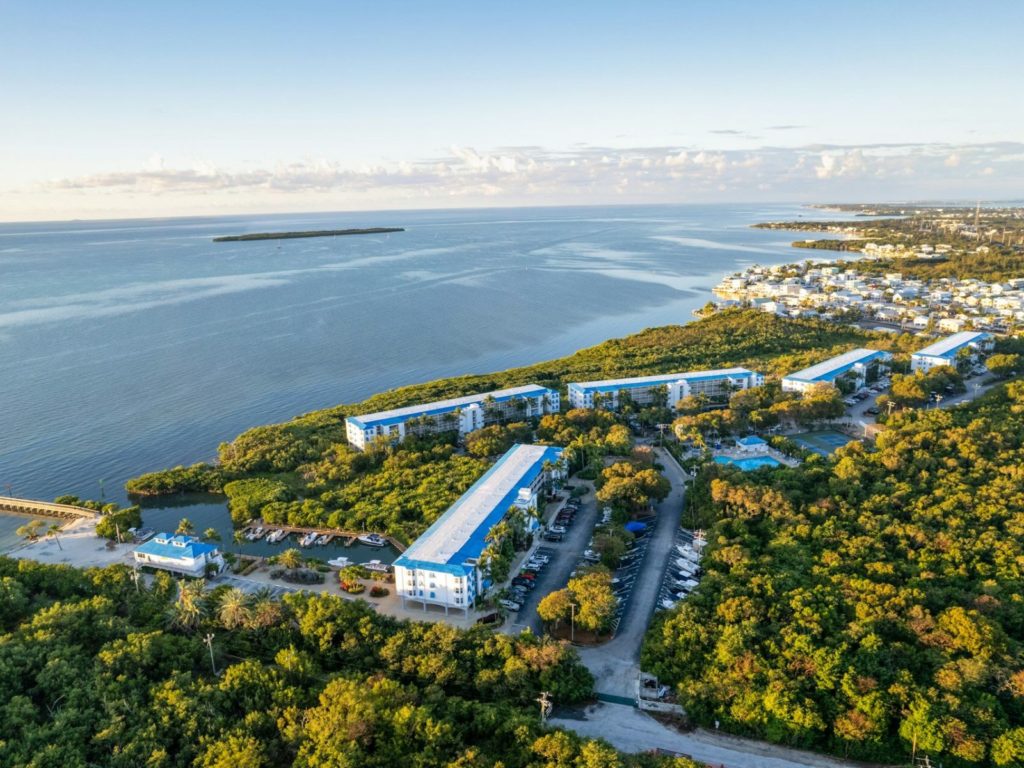 Rondreis Amerika, Key Largo, Ocean Pointe Suites at Key Largo, Bovenaanzicht met groene omgeving
