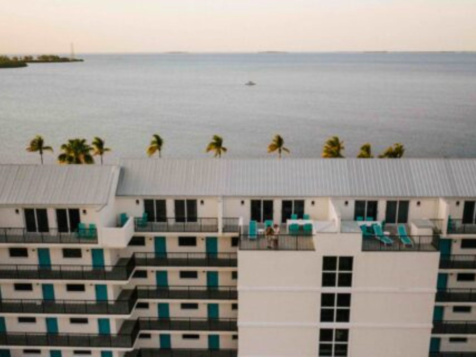 Rondreis Amerika, Key West, The Laureate Key West, Buitenaanzicht met zee op achtergrond