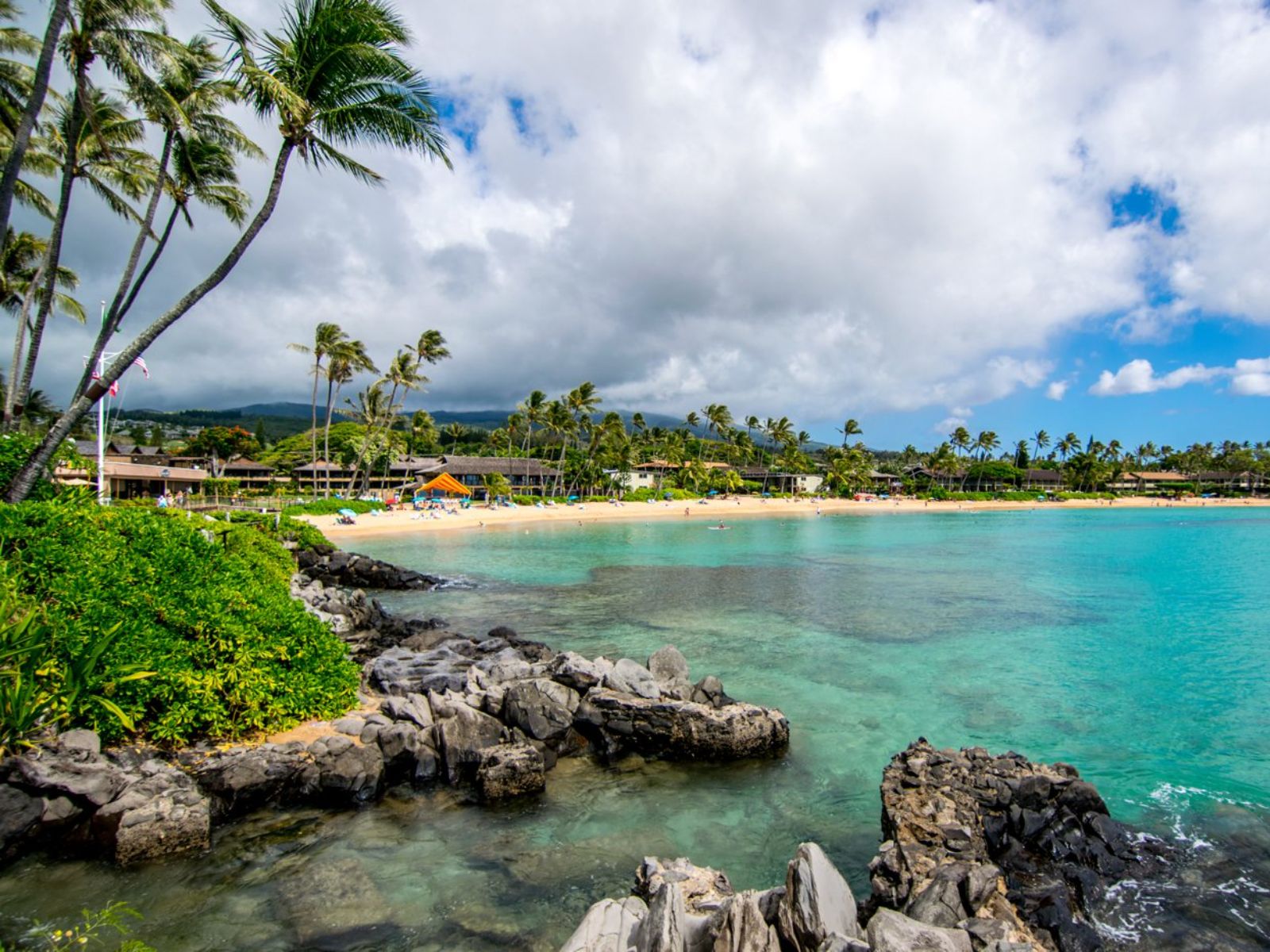 Rondreis Amerika, Maui, Napili Shores Maui by Outrigger, Strand met blauw water en palmbomen