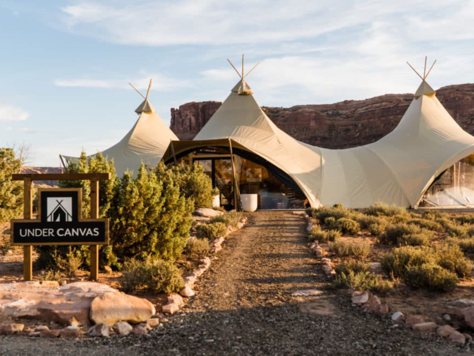 Rondreis Amerika, Moab, Under Canvas Moab, Entreebord bij gezamenlijke tent