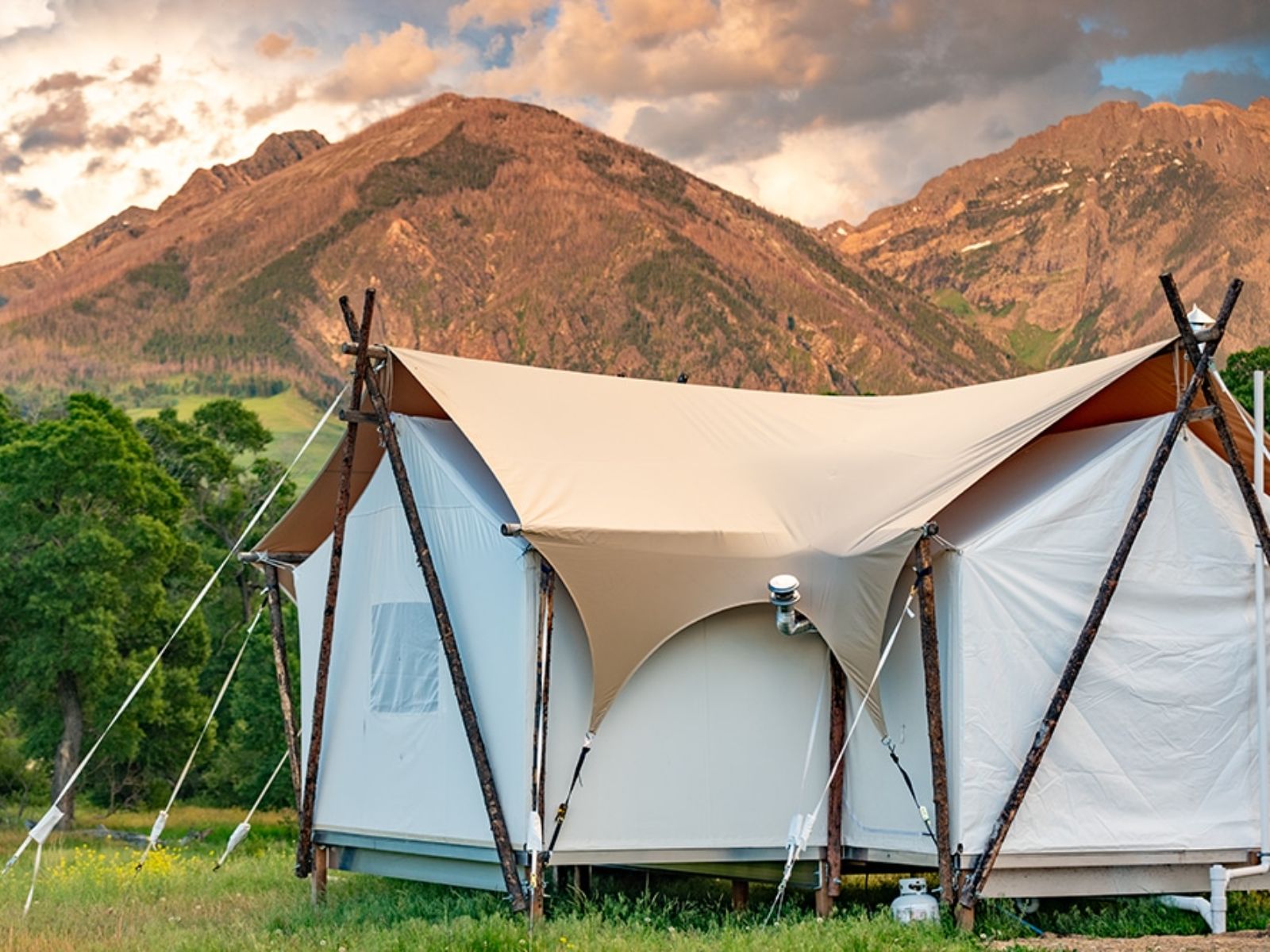 Rondreis Amerika, North Yellowstone Paradise Valley, Under Canvas North Yellowstone Paradise Valley, Tent buitenaanzicht met ber