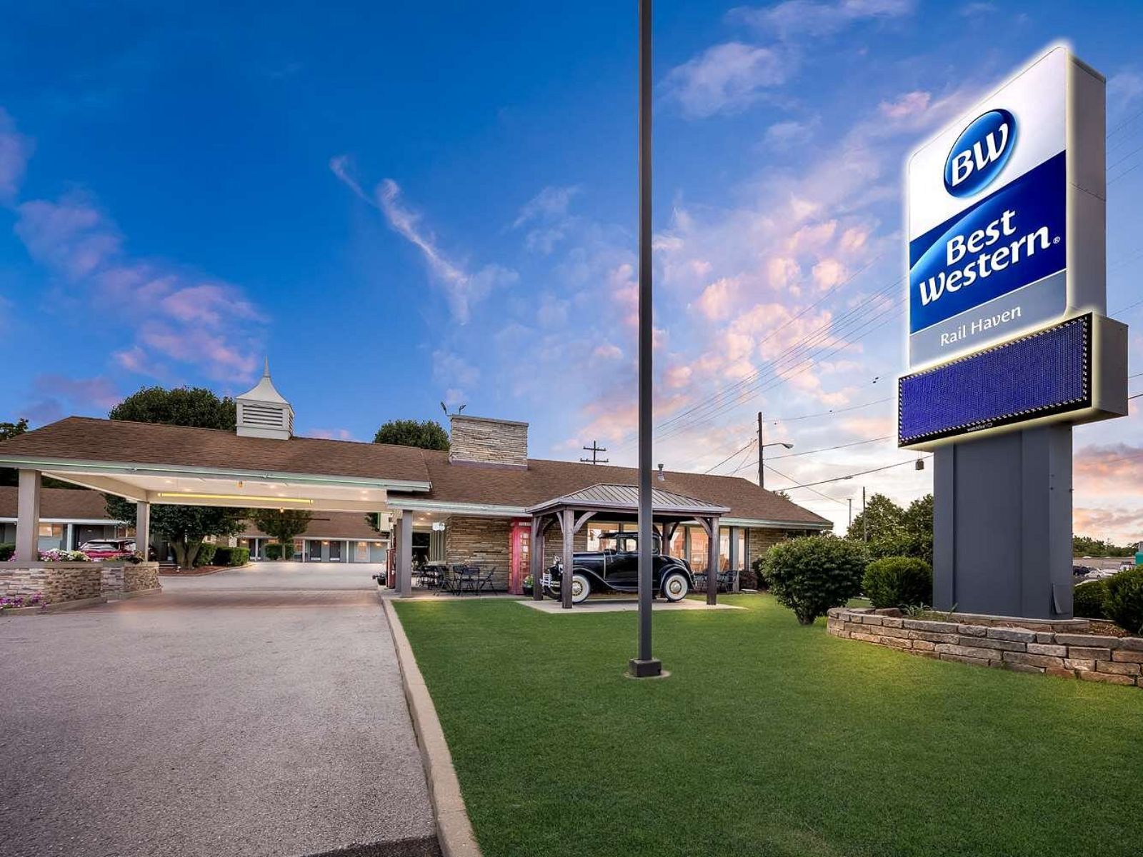 Rondreis Amerika, Springfield (Missouri), Best Western Route 66 Rail Haven, buitenaanzicht entree