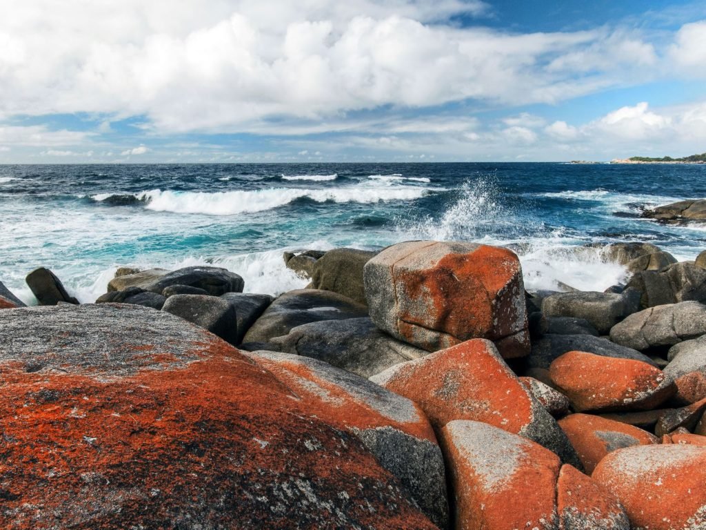 Rondreis Australië, Bay Of Fires, Rode Stenen Met Blauw Water
