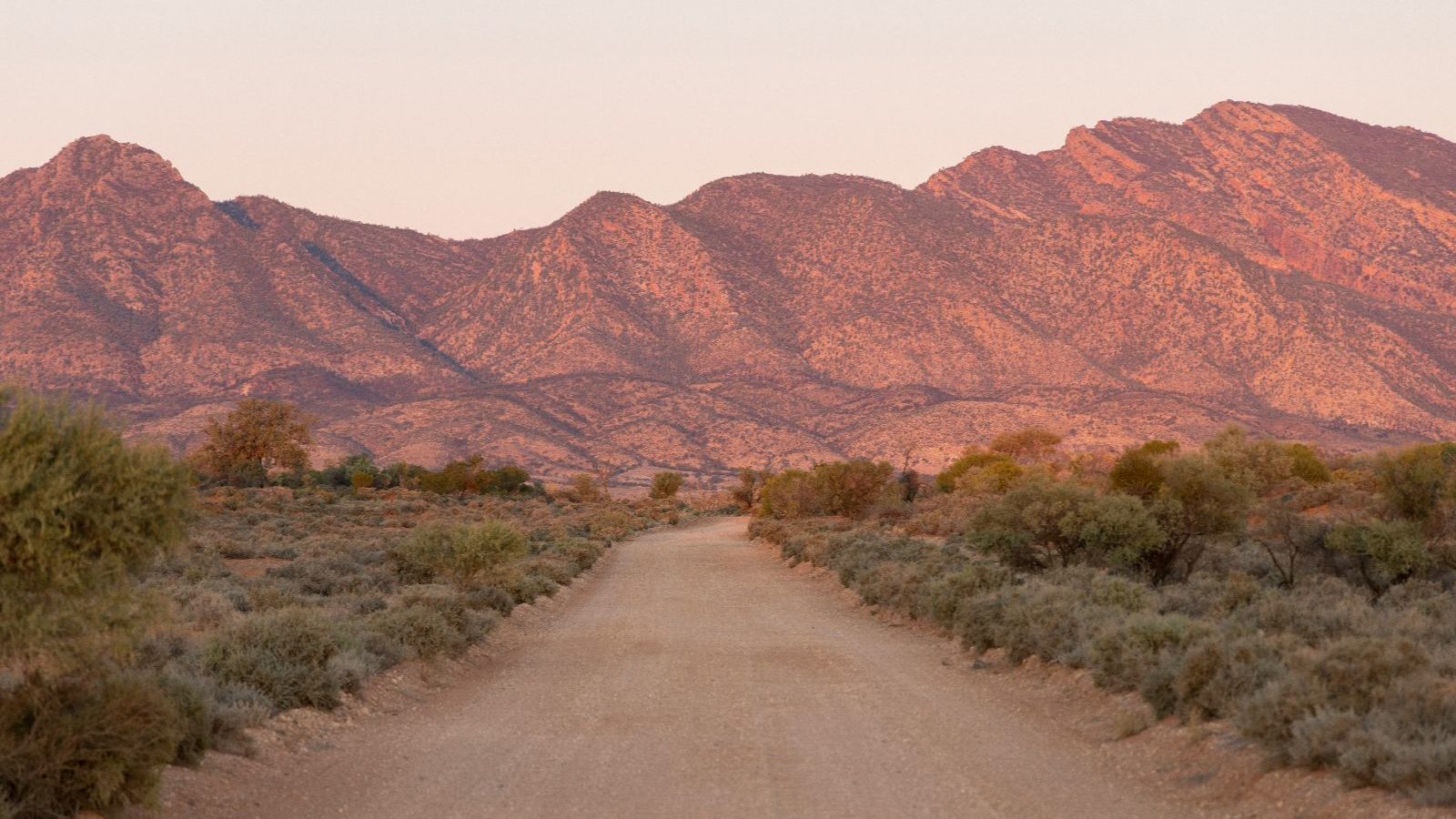 Rondreis Australië, Flinders Ranges, Grindweg Met Bergen