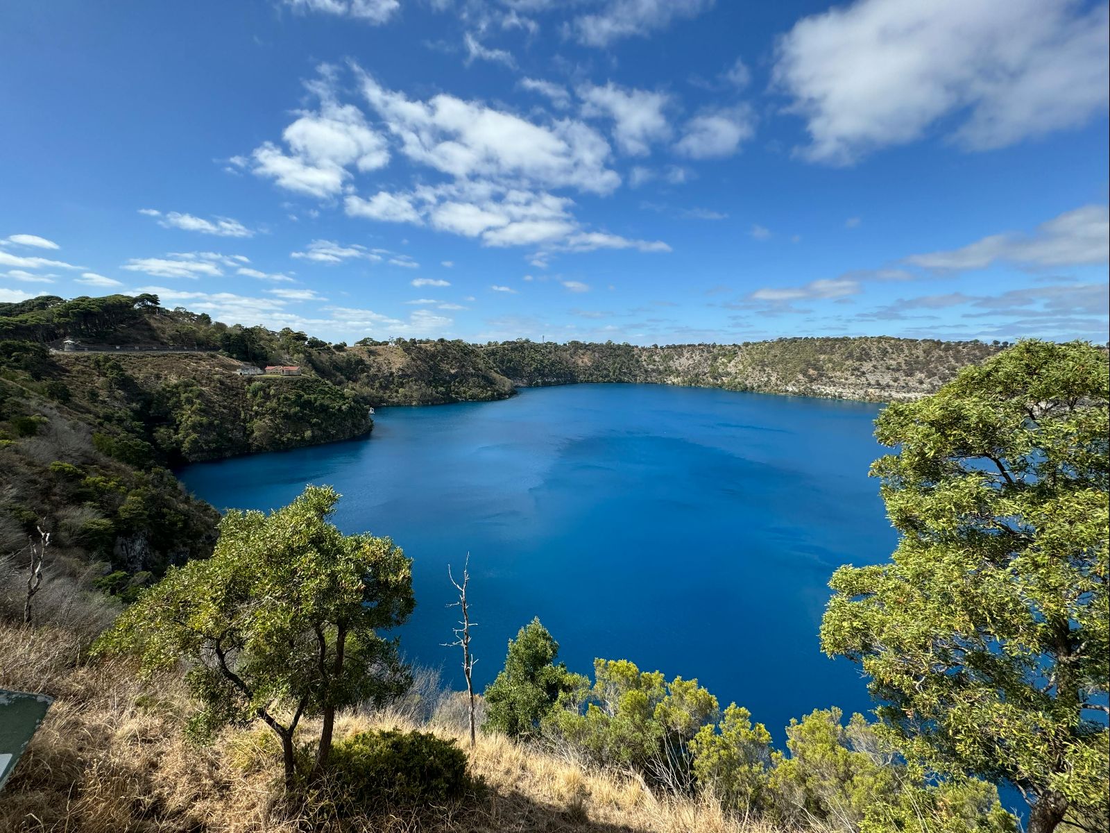 Rondreis Australie, Mount Gambier, Meer Omringd Door Groene Heuvels