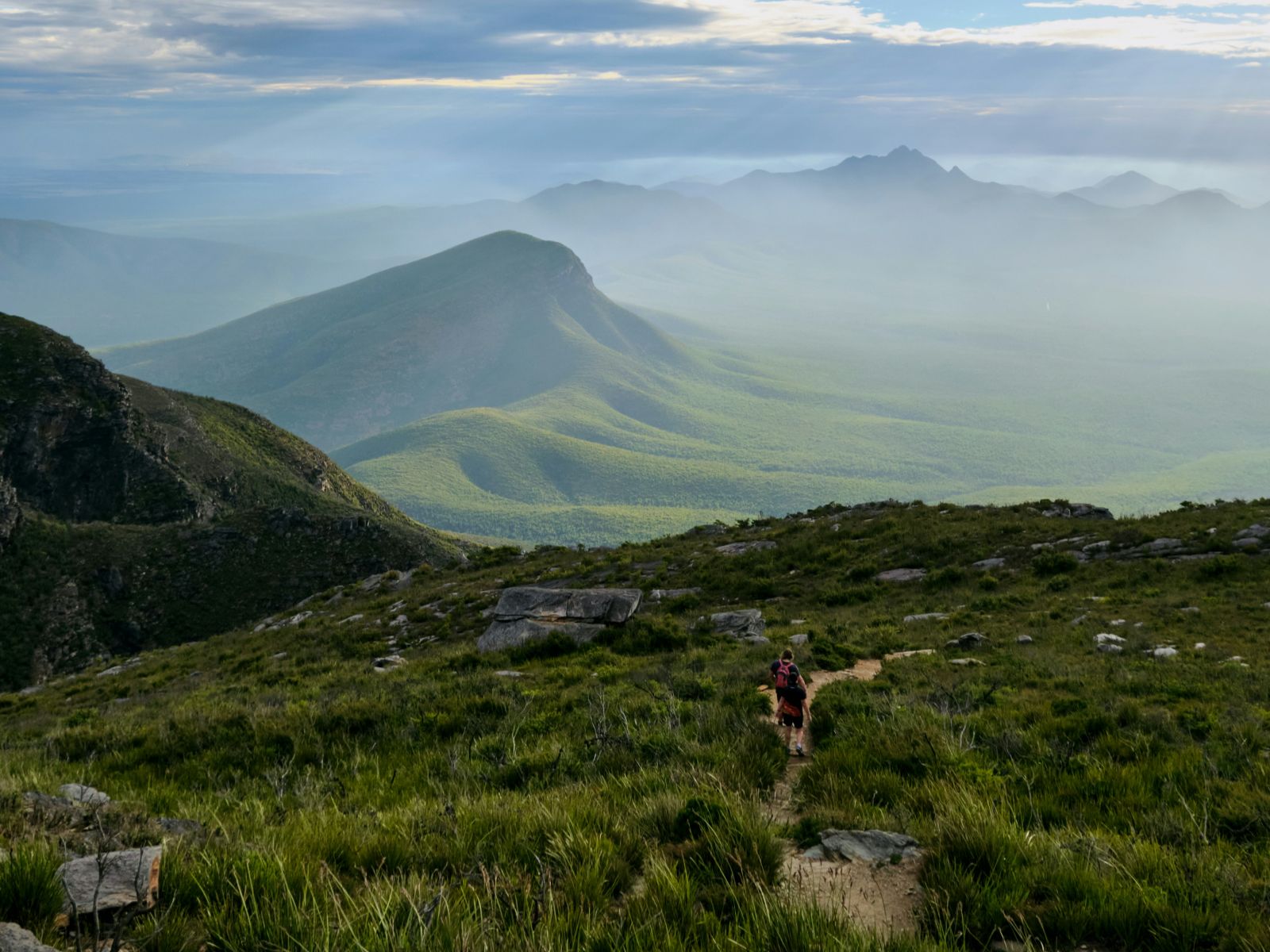 Rondreis Australië, Stirling Range, Wandelaars Met Mist In De Vallei