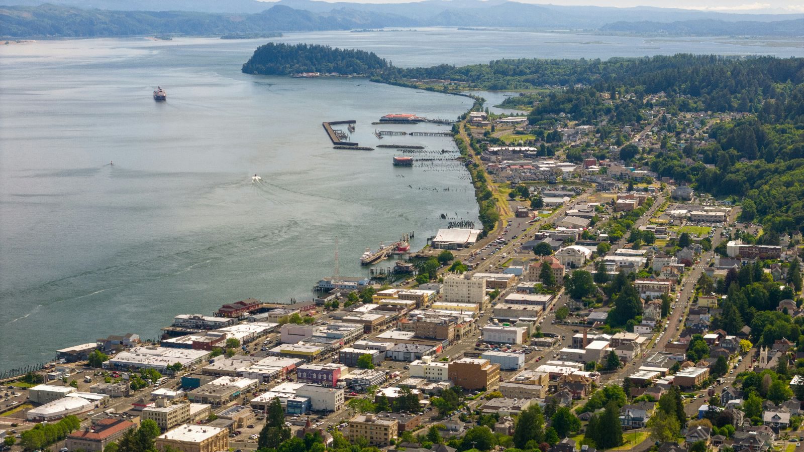 Rondreis Amerika, Astoria, Bovenaanzicht van de stad met water