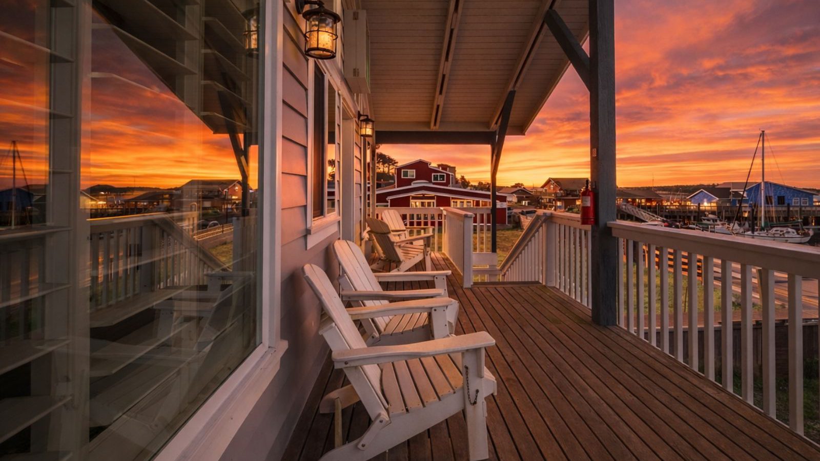 Rondreis Amerika, Bandon, Bandon Marina Inn, balkon met stoelen en zonsondergang