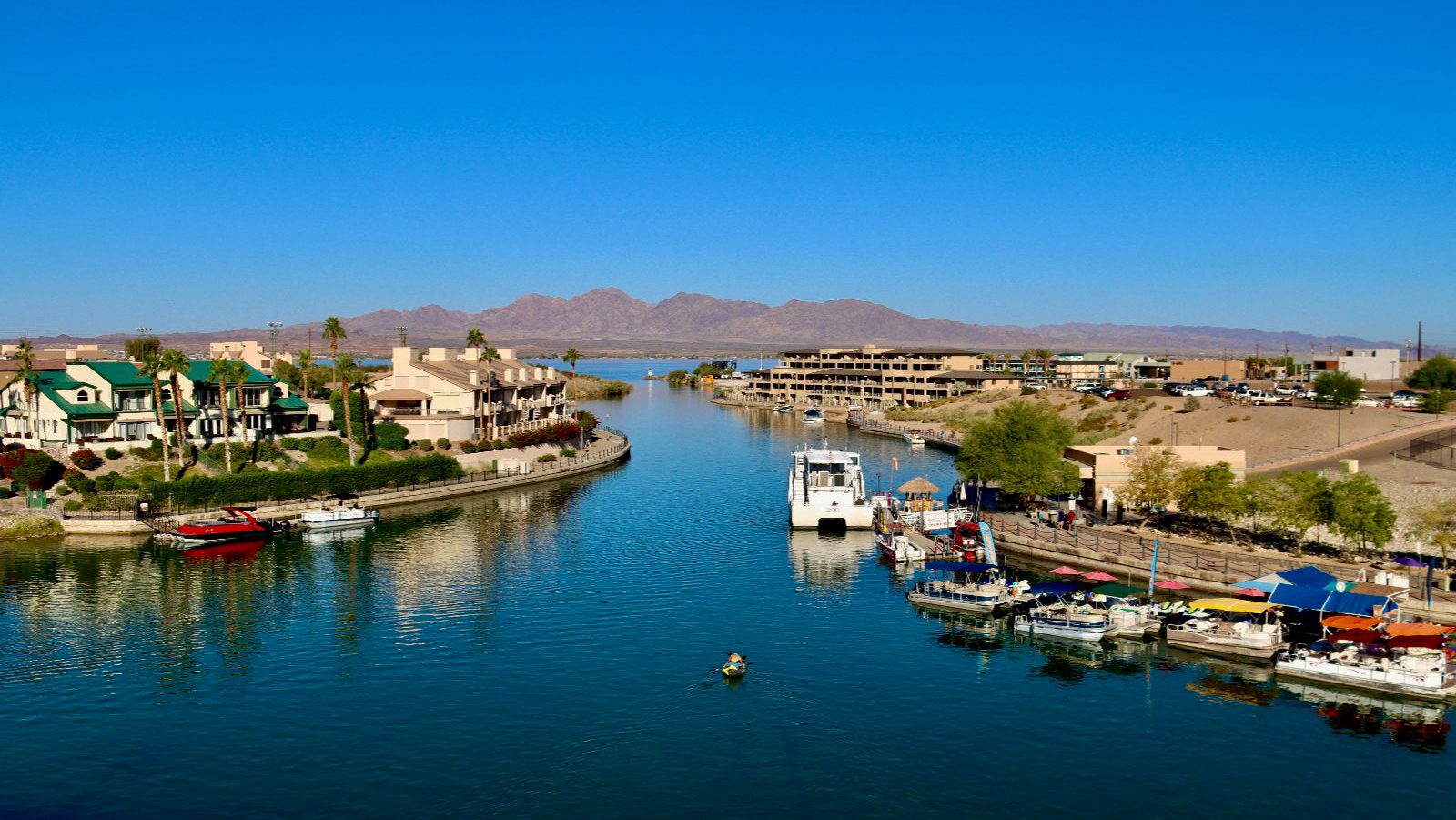 Rondreis Amerika, Lake Havasu City, haven met bergen