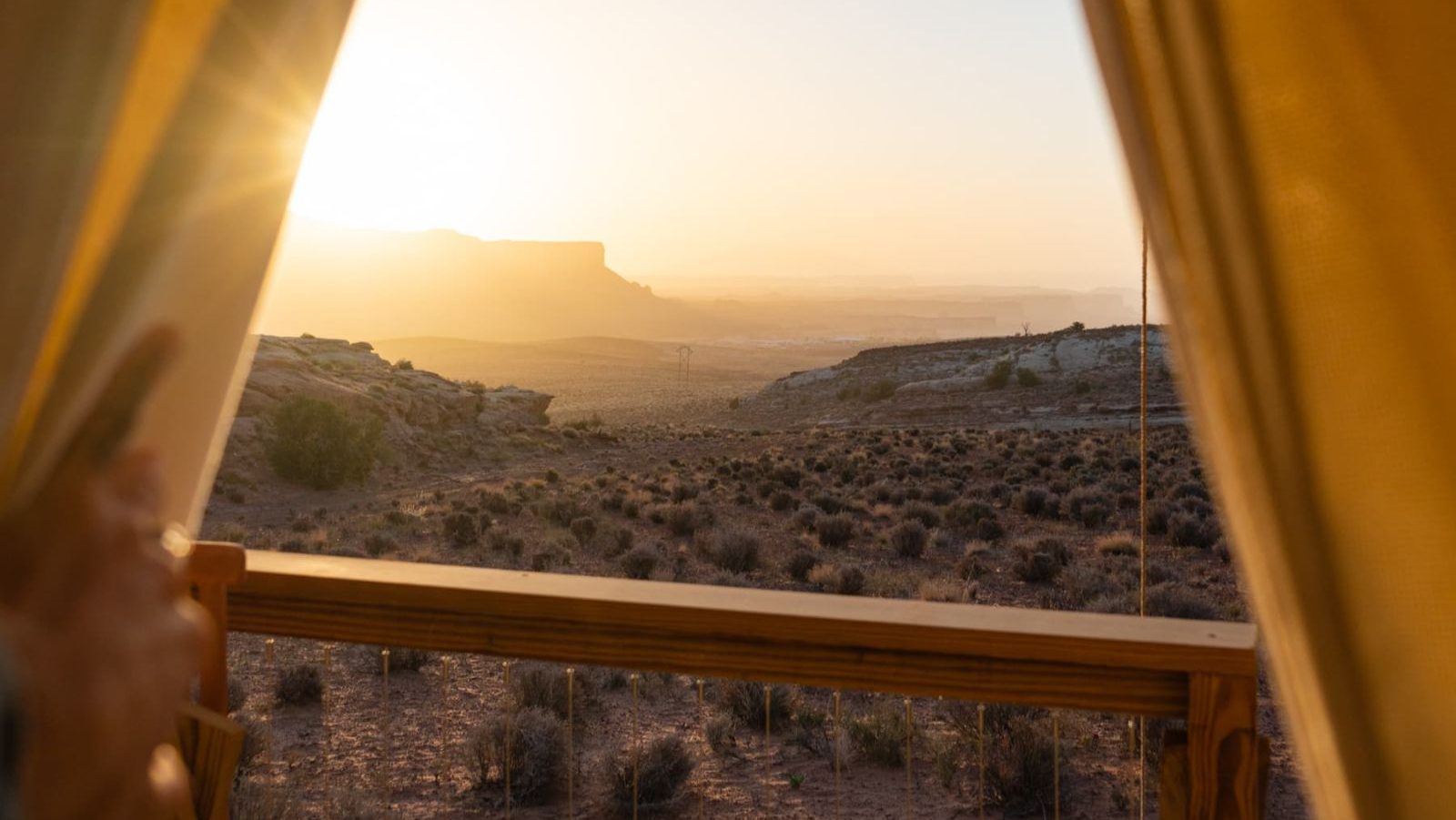 Rondreis Amerika, Lake Powell Grand Staircase, Under Canvas Lake Powell Grand Staircase, Uitzicht op de omgeving vanuit tent