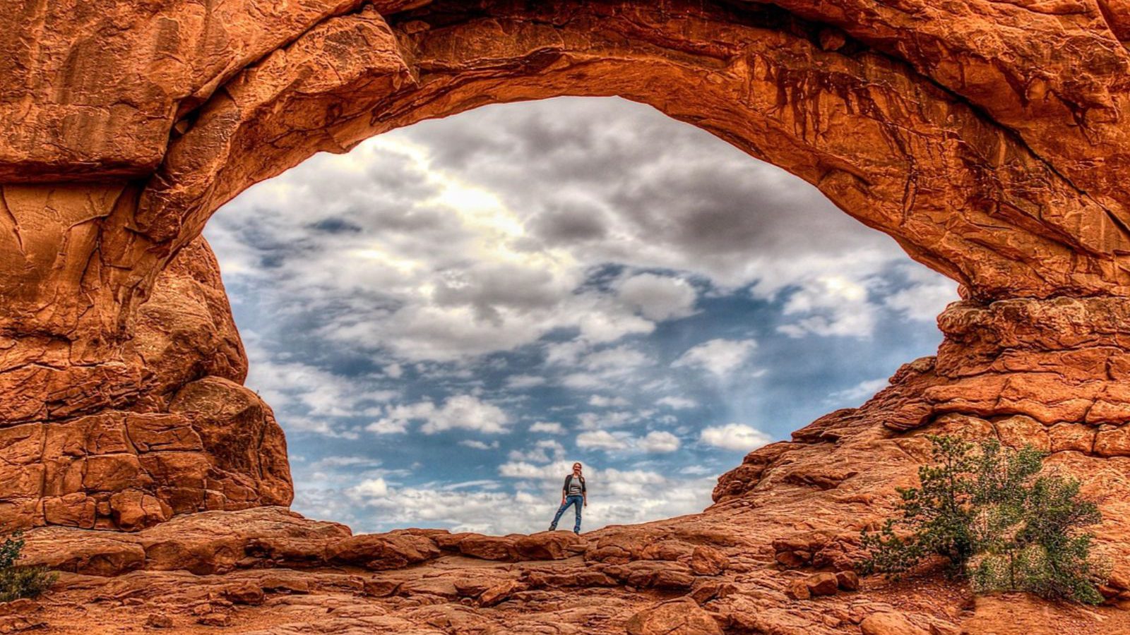 Rondreis Amerika, Moab, Arches N.P & Canyonlands, vrouw onder een boog