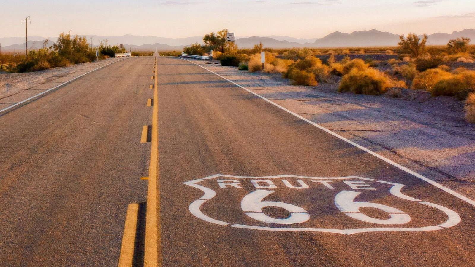 Rondreis Amerika, Route 66, logo op de weg met uitzicht