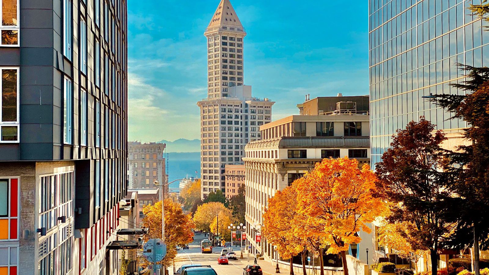 Rondreis Amerika, Seattle, Straat tussen hoge gebouwen