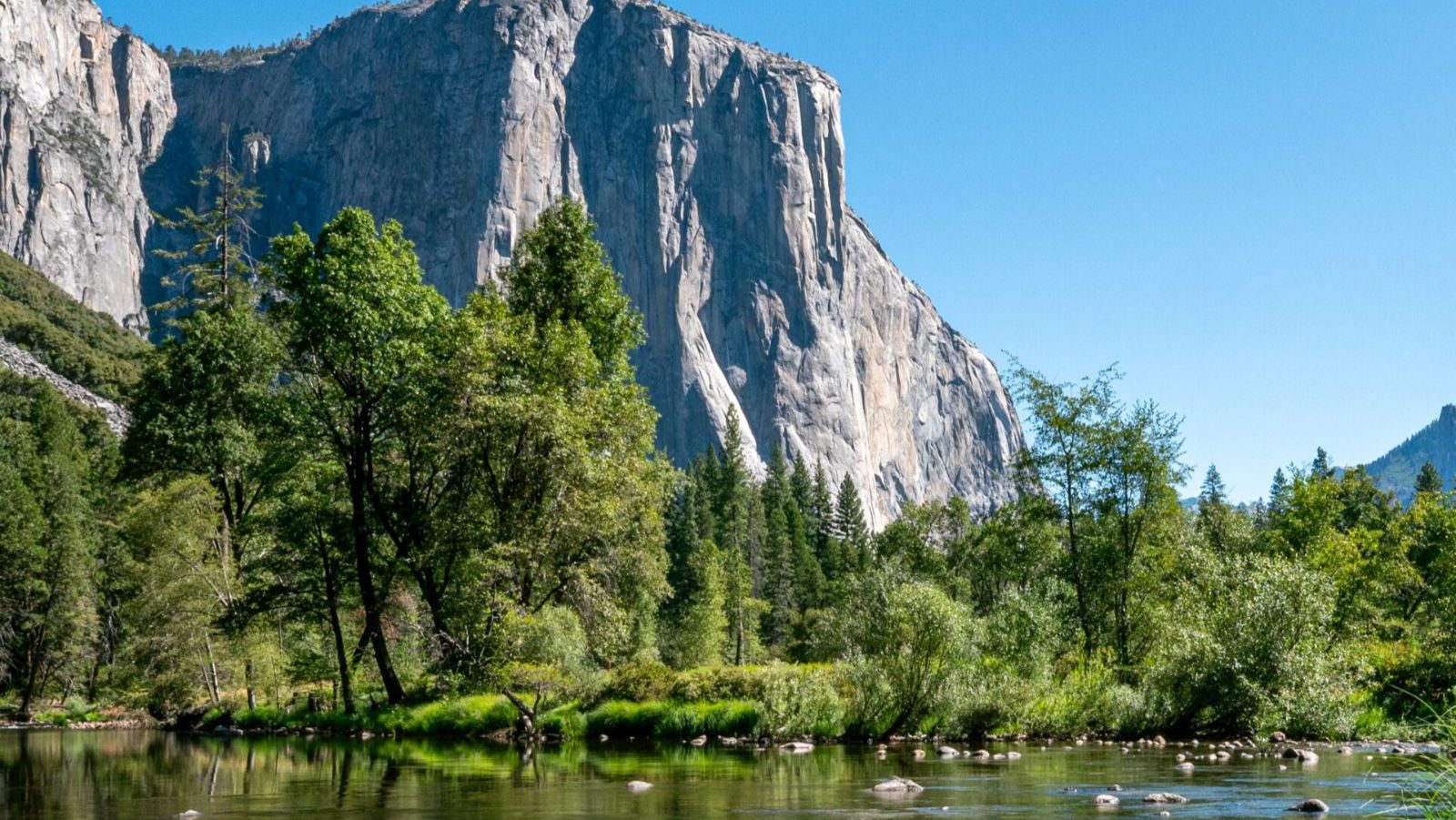 Rondreis Amerika, Yosemite, Under Canvas Yosemite, Helder meer in groene omgeving met bergen