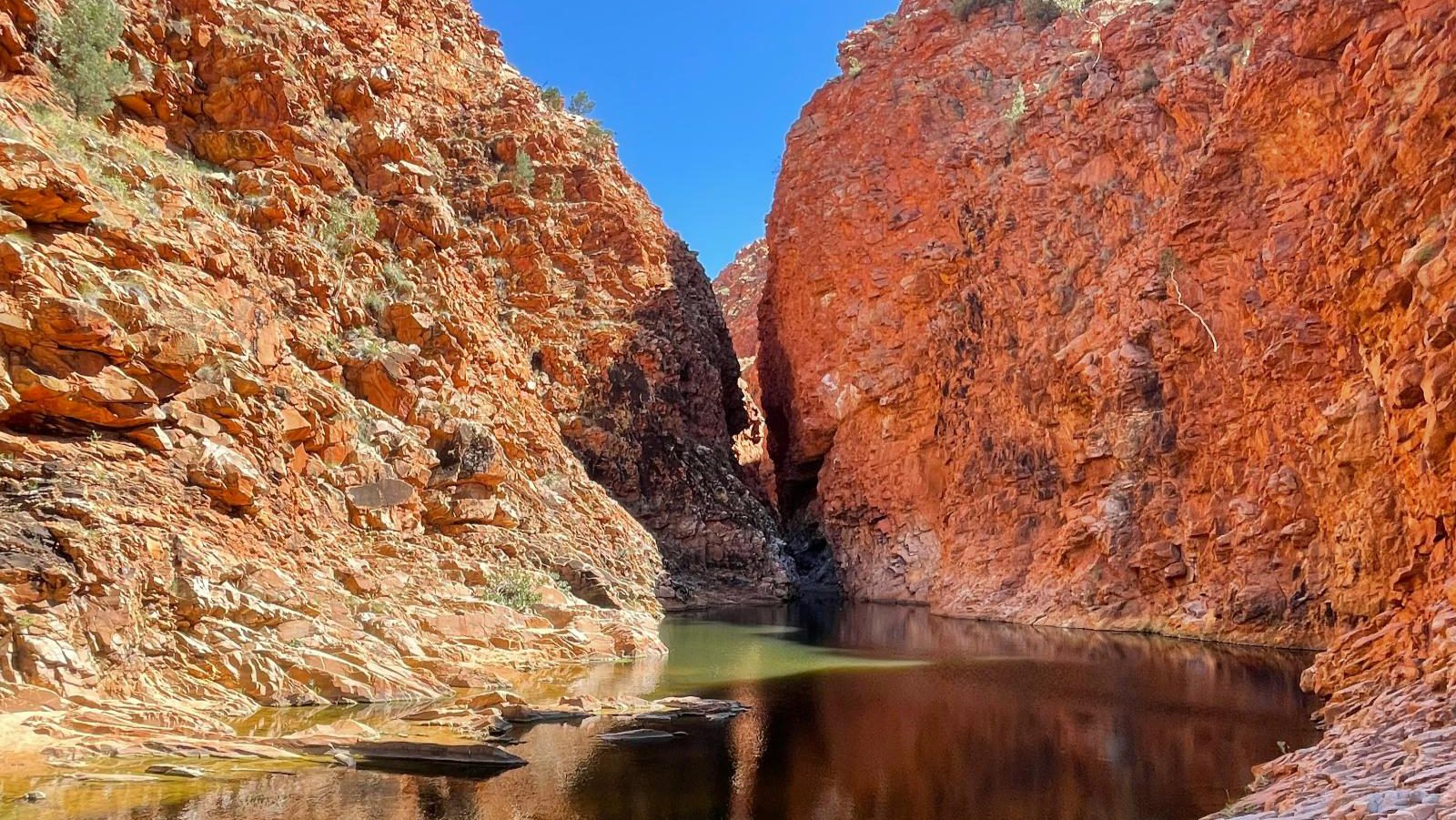 Rondreis Australië, Alice Springs, rotsen met waterpoel