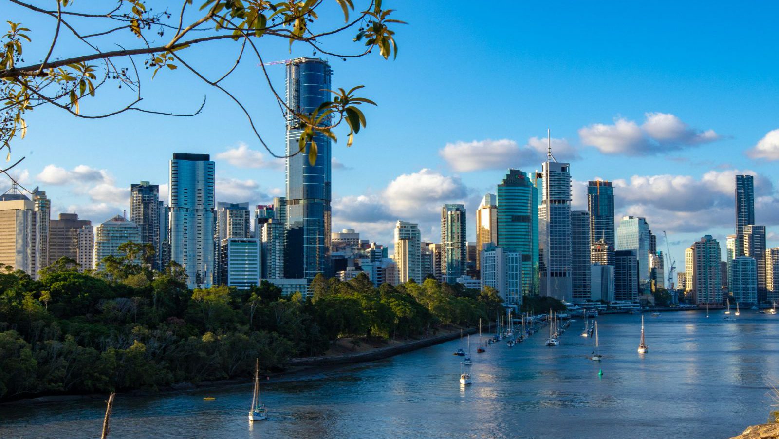 Rondreis Australië, Brisbane, skyline met bootjes