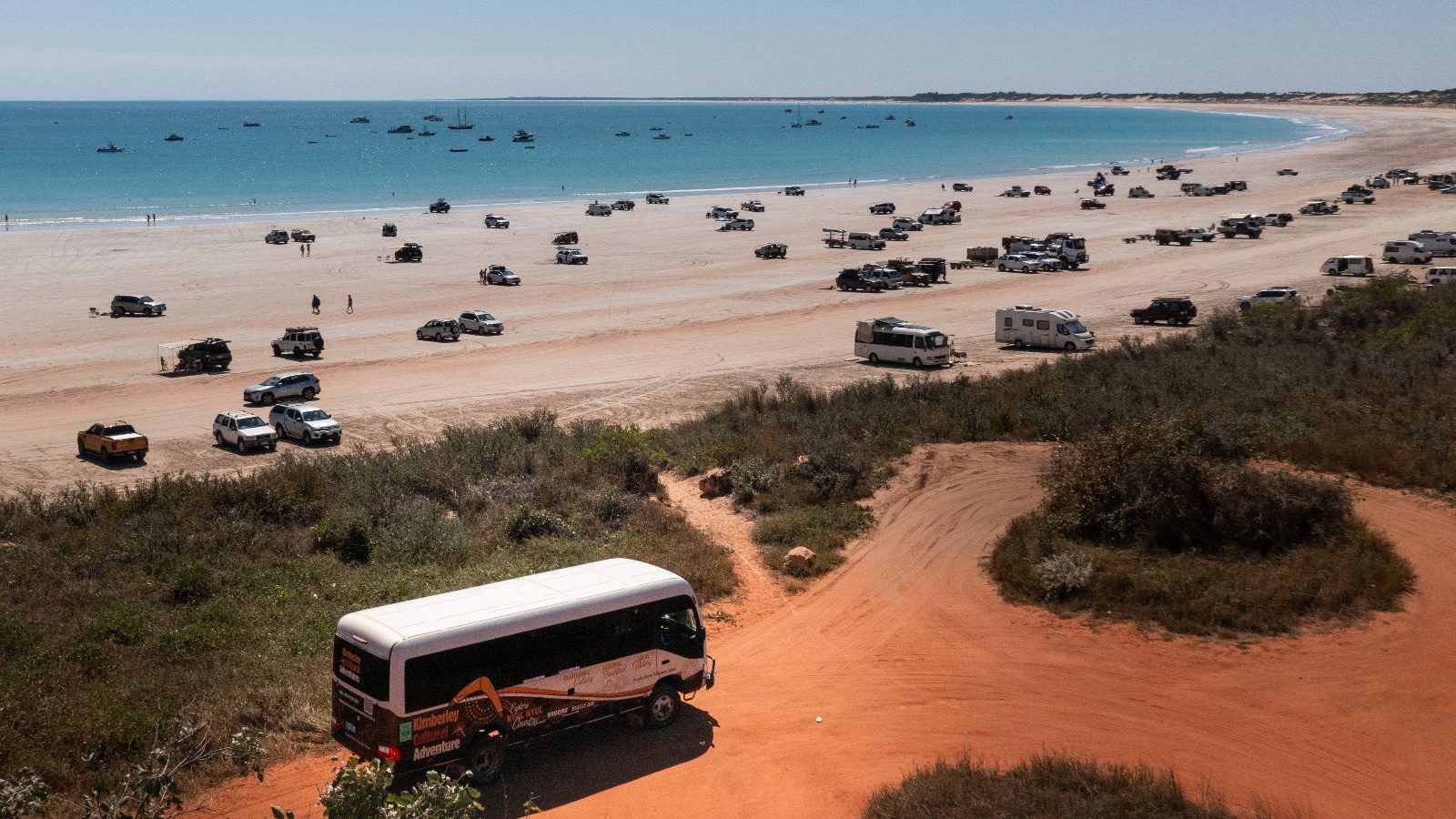 Rondreis Australië, Broome, bussen en auto's bij zee