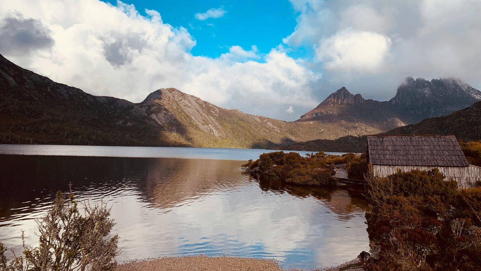 Rondreis Australië, Cradle Mountain National Park, Bergen op de achtergrond bij meer