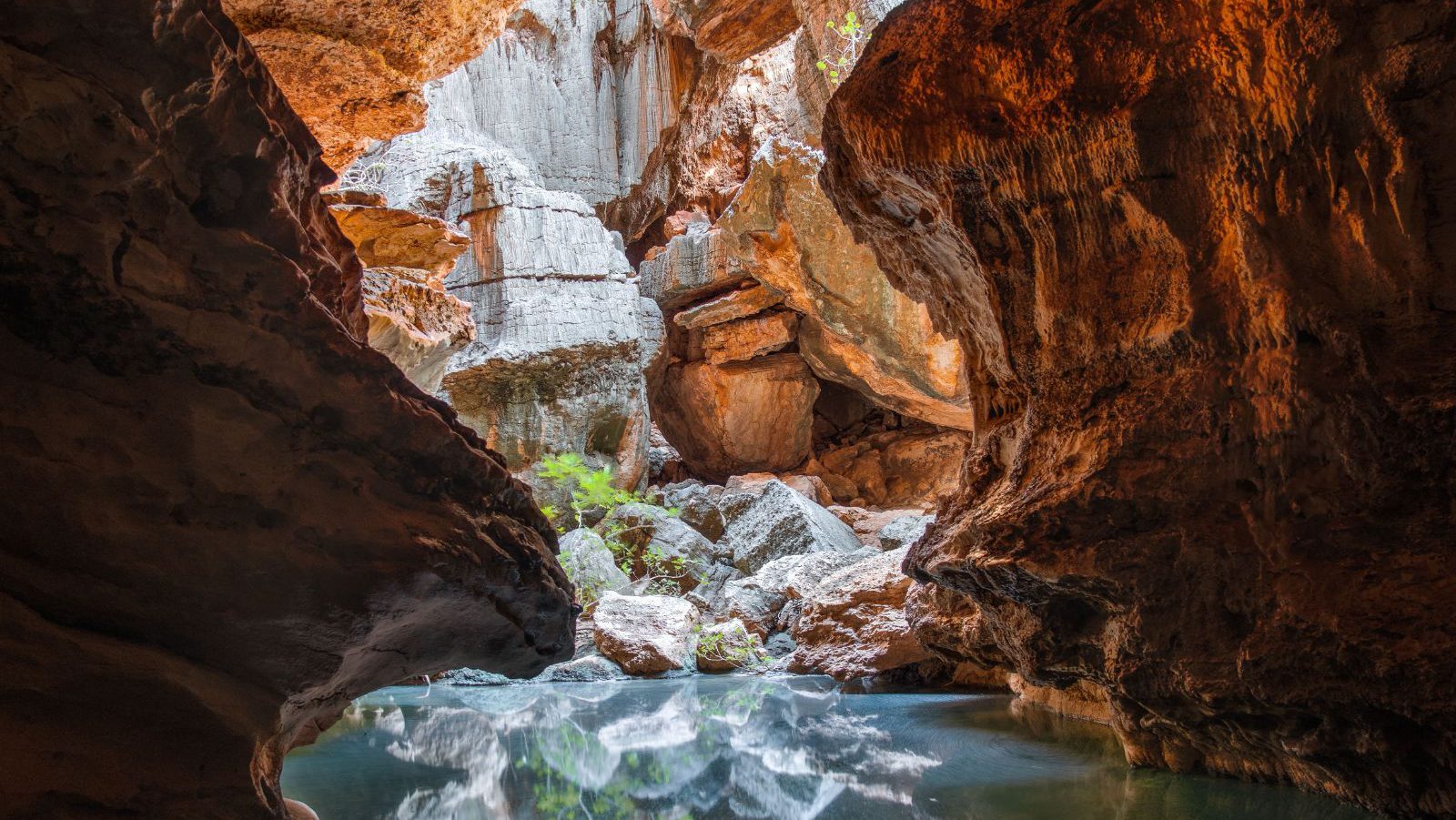 Rondreis Australië, Fitzroy Crossing, Mimbi Caves met meer