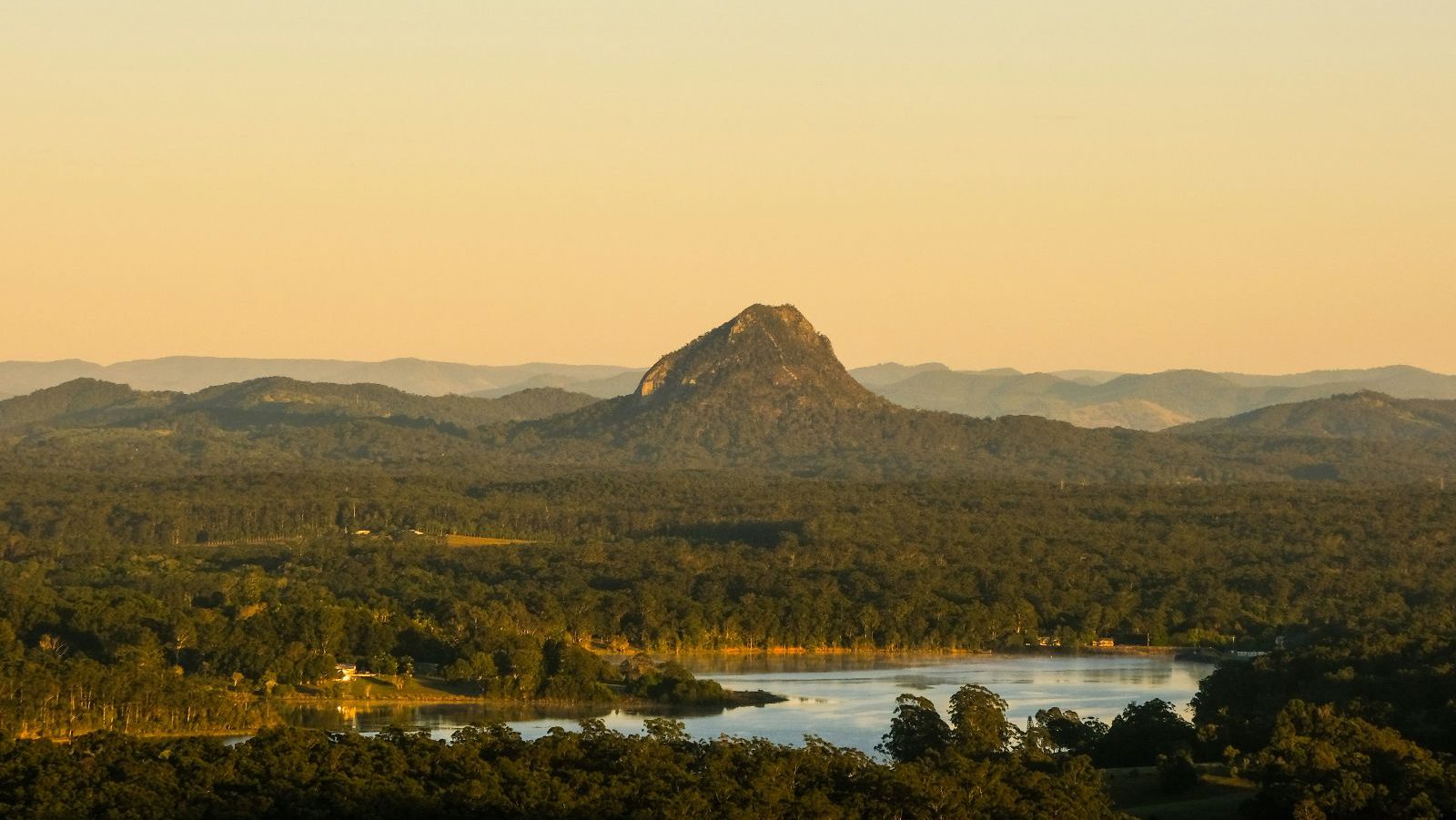 Rondreis Australie, Glasshouse Mountains, Uitzicht Over Groen Berglandschap Met Meer