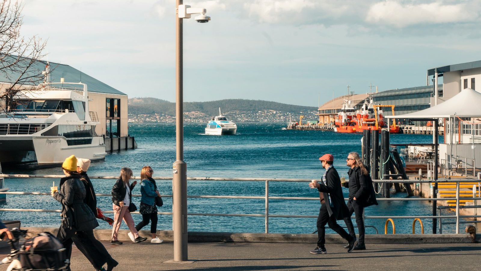 Rondreis Australië, Hobart, Boot die uit de haven vaart