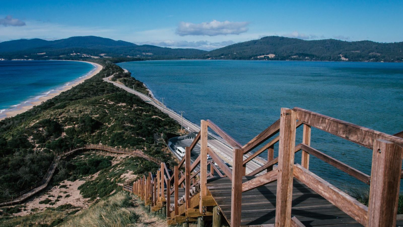 Rondreis Australië, Hobart, Wandelsteiger van heuvel af met water