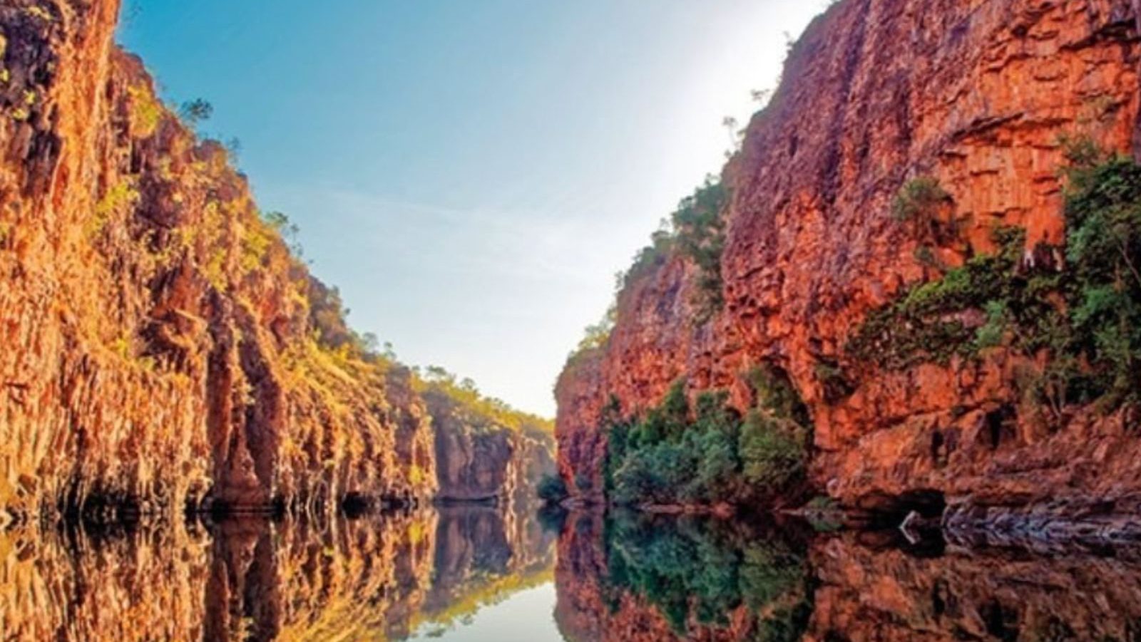 Rondreis Australië, Katherine Nitmiluk National Park, rode rotsen reflecteren in het water