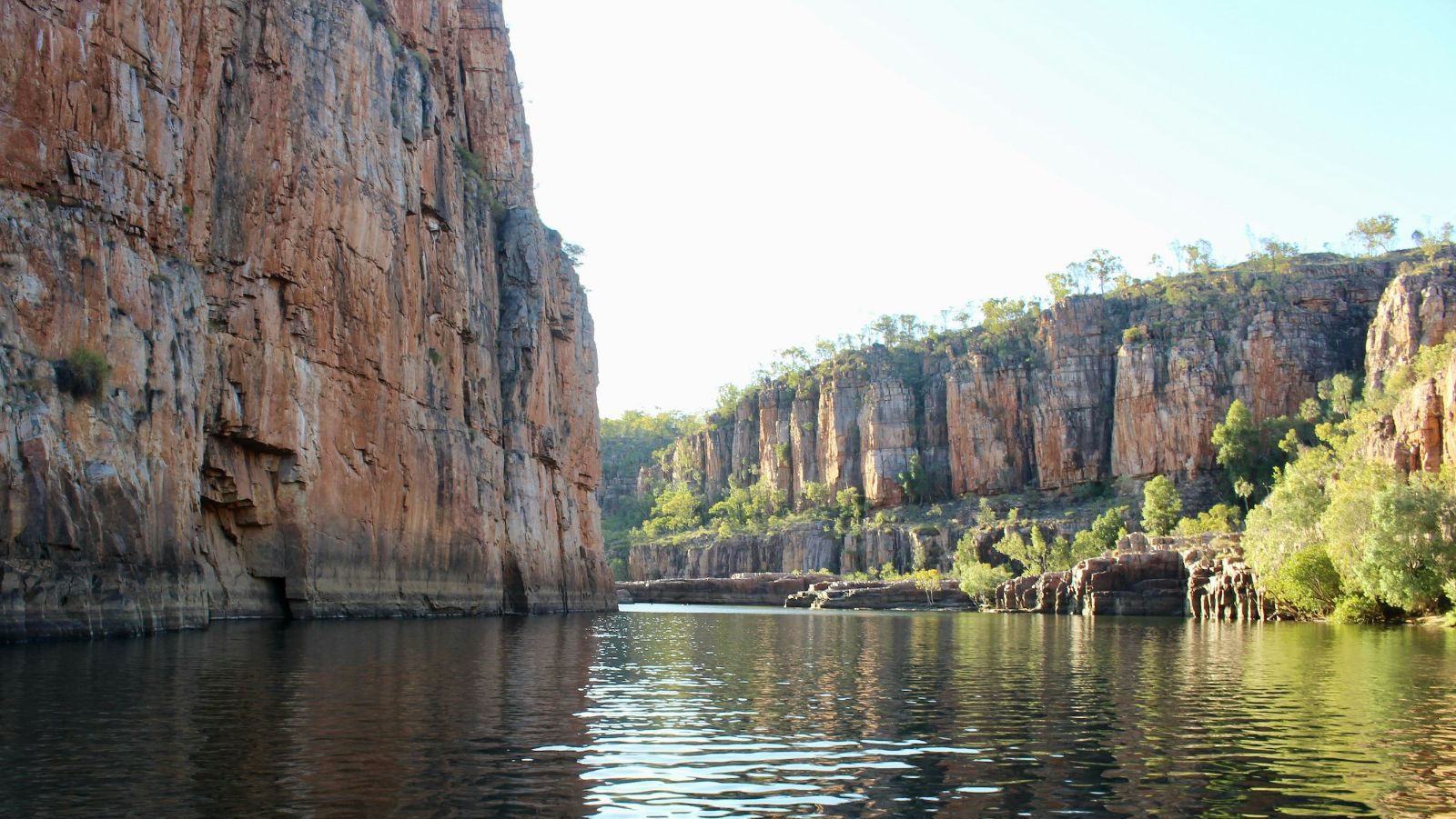 Rondreis Australië, Katherine Nitmiluk National Park, rotsen met rivier