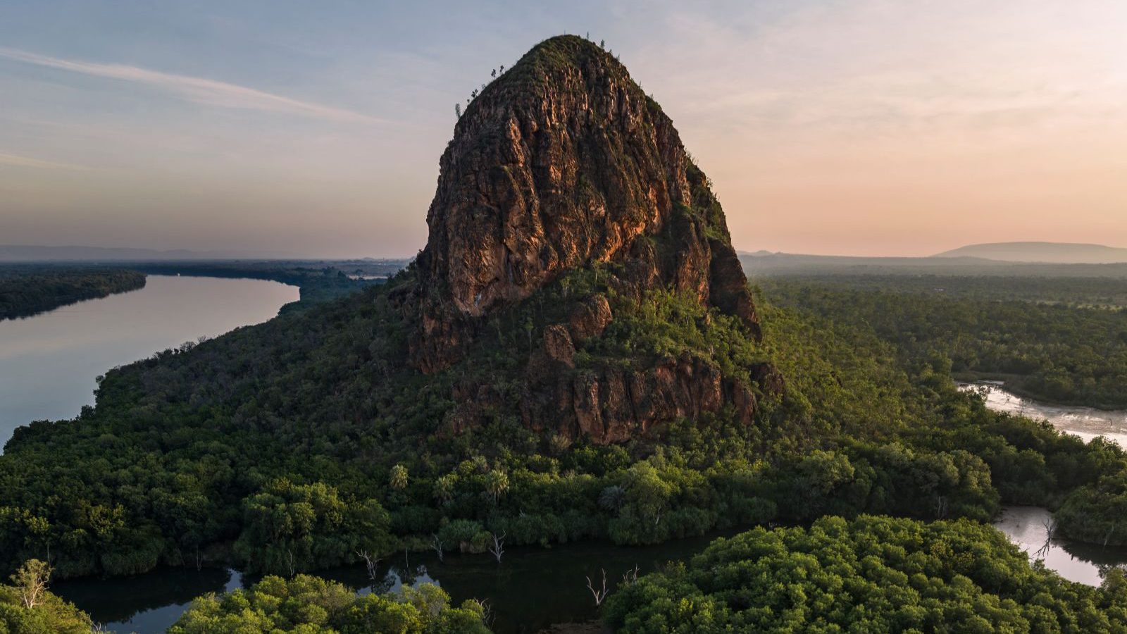 Rondreis Australië, Kununurra, Elephant Rock met groene omgeving en rivier