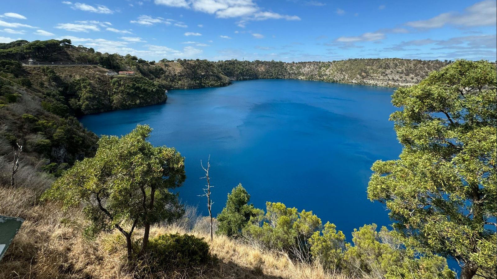 Rondreis Australie, Mount Gambier, Meer Omringd Door Groene Heuvels
