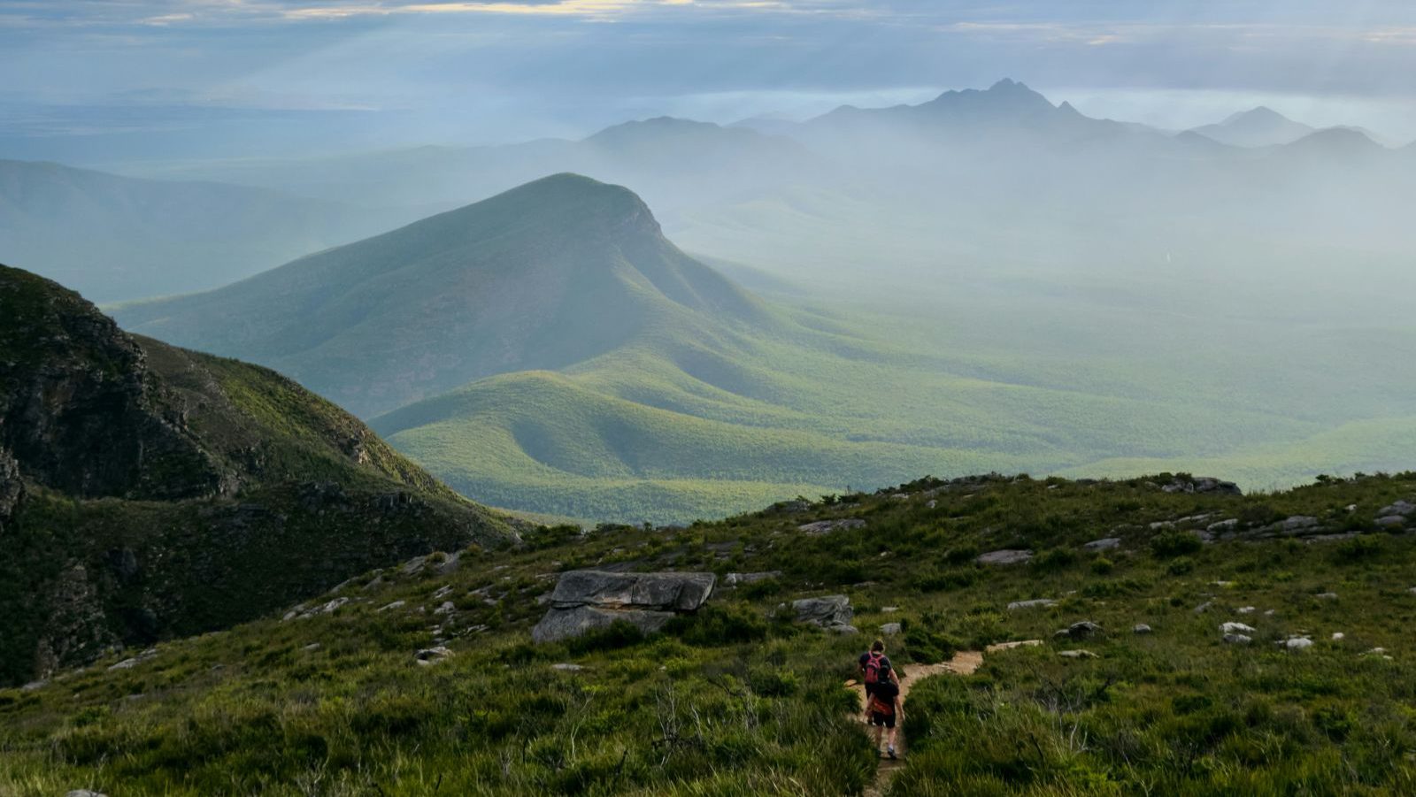 Rondreis Australië, Stirling Range, Wandelaars Met Mist In De Vallei