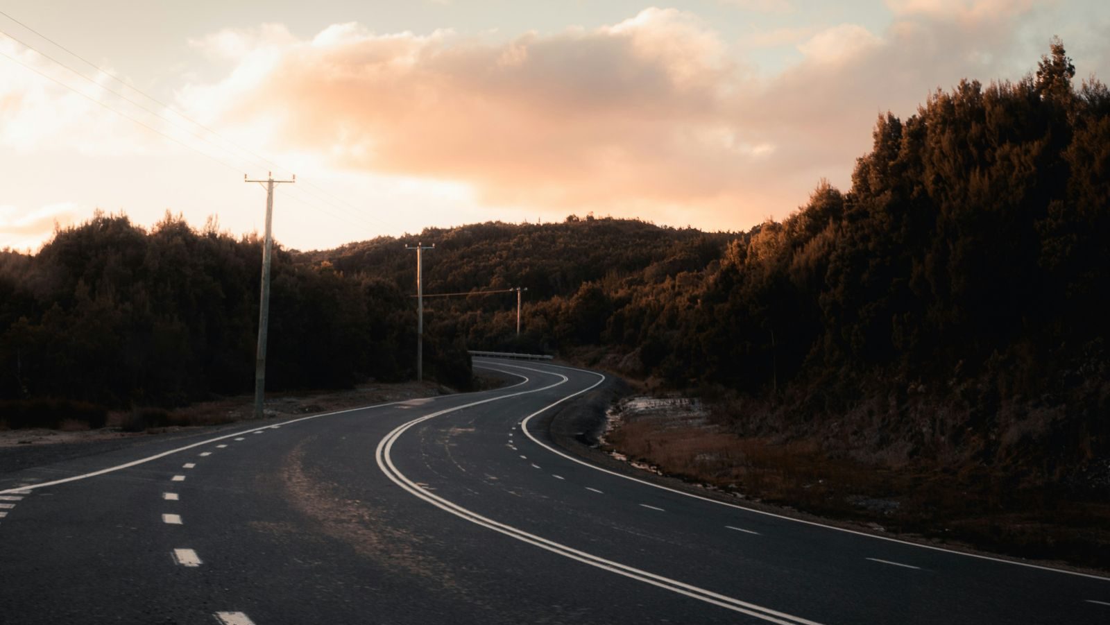 Rondreis Australië, Strahan, Asfalt weg met zonsondergang